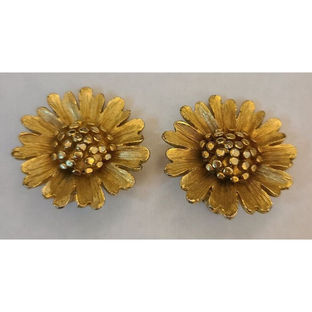 Vintage Signed BSK Clip-On Daisy-shaped Earrings in Brushed Gold Tone